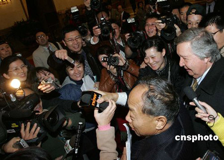 李肇星為記者撿器材(圖)