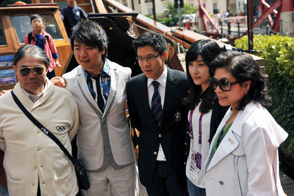 Timothy Fok with his son (middle) and future daughter-in-law Guo Jingjing (second from right), former Olympic champion, in London for the Games. Zou Guangping / Xinhua Fok family gives support to Chinese Olympians