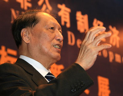 Cheng Siwei, vice-chairman of the standing committee of the National People's Congress, speaks at a forum in this file photo. China's main stock indices plummeted Wednesday as Cheng warned of a stock market bubble and irrational investments. [newsphoto/file]