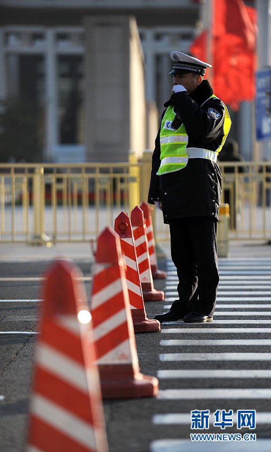 十八大閉幕會(huì)：天安門廣場(chǎng)執(zhí)勤的交警(圖)