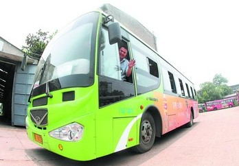 公交“綠色出行”叫好 公交卡網(wǎng)上充值叫座