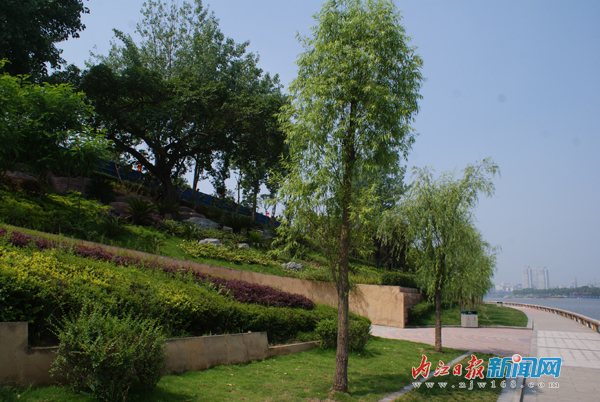 甜城湖：兩岸風(fēng)光美如畫(huà)