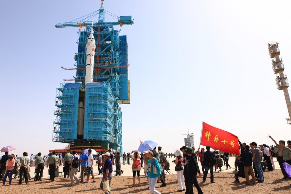 高清：神舟十號箭船組合體轉運至發射塔架