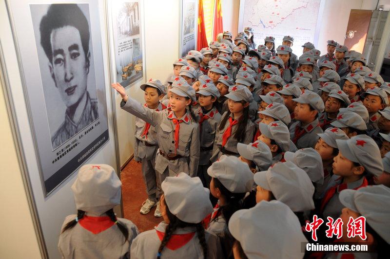 山東紅軍小學舉行愛國教育 “小紅軍”清明節前祭英烈