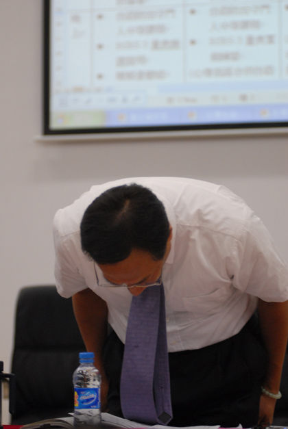 郭臺銘赴富士康遭圍堵 就跳樓事件鞠躬致歉(圖)