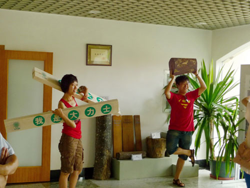 版納植物園開展“我是大力士”科普活動吸引眾多游客