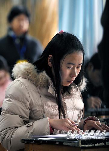 新疆上萬(wàn)人參加公務(wù)員考試