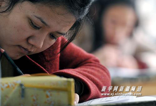 新疆上萬(wàn)人參加公務(wù)員考試