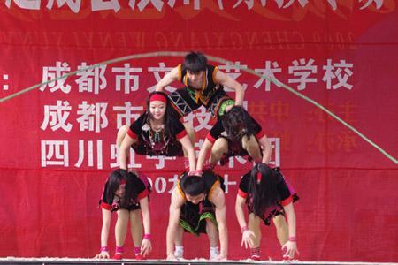 四川省文聯、四川省雜協組團赴汶川慰問(組圖)