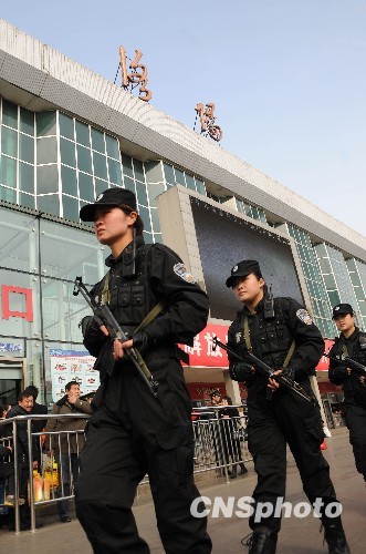 河南女子特警首次亮相春運(yùn)安保