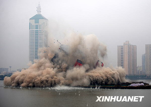 南昌市五星級五湖大酒店爆破拆除 僅13年樓齡