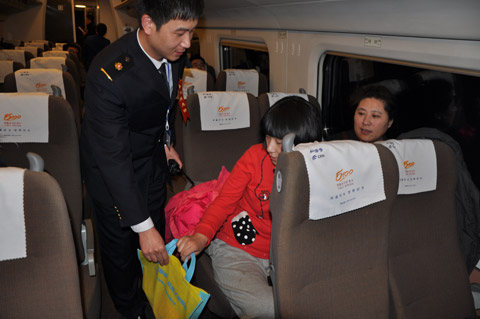 同“春運”共度除夕的鐵路工作者