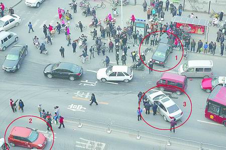 鄭州BRT專用道上假軍車橫行 撞飛市民