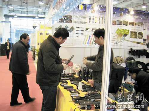 武漢警用器械被曝隨意買賣 付款后即可拿走(圖)