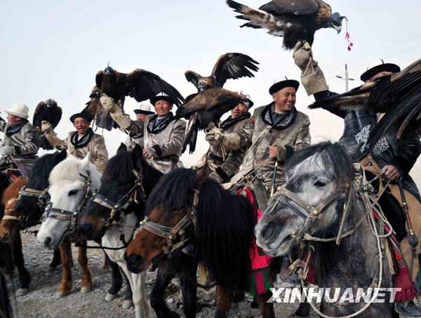 新疆“獵鷹之鄉”上演“空地大戰”