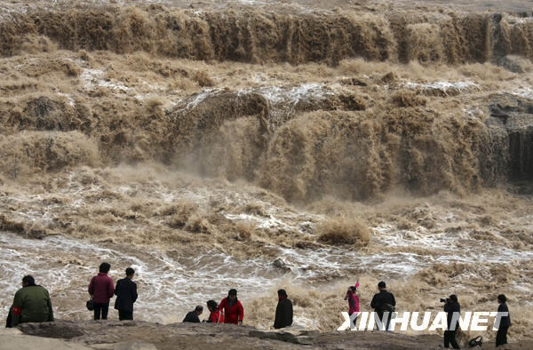 黃河壺口迎來(lái)“桃花汛” 吉縣景區(qū)暫時(shí)關(guān)閉