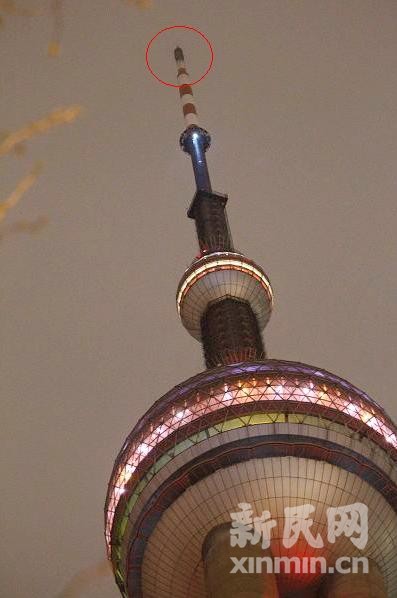 上海東方明珠塔頂發生火災 疑遭雷擊(圖)