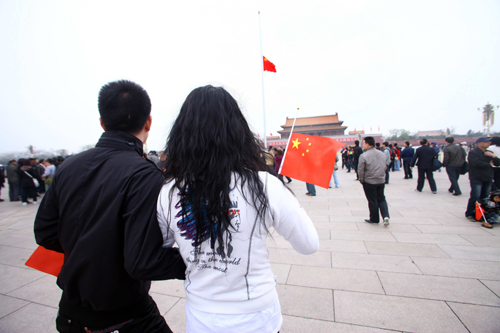 北京天安門降半旗 首都市民悼念玉樹同胞