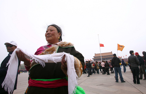 北京天安門降半旗 首都市民悼念玉樹同胞