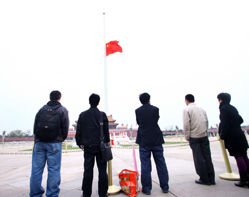 北京天安門降半旗 首都市民悼念玉樹同胞