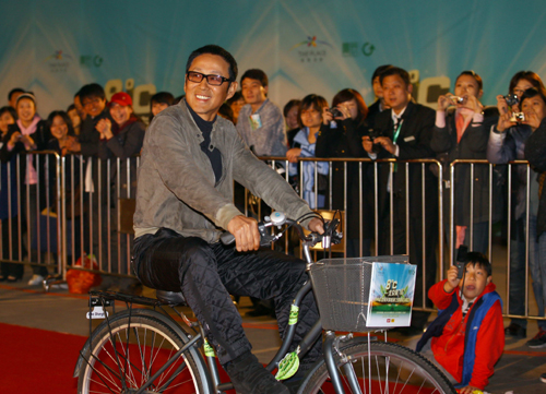 眾大腕明星騎自行車提倡低碳 個性演唱會舉行