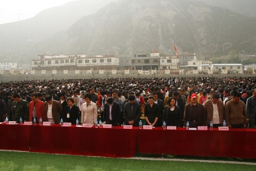 汶川一中藝術(shù)匯報(bào)表演紀(jì)念“5.12”兩周年