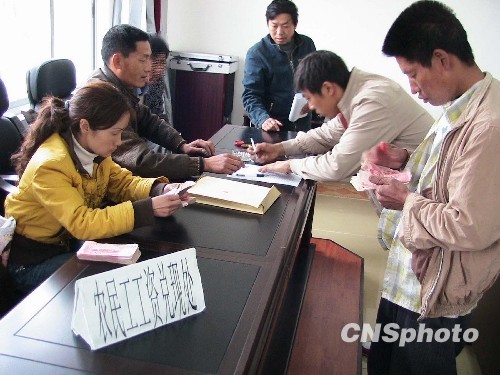 中國七省試點最低工資與物價聯(lián)動機制 或?qū)⑼七M