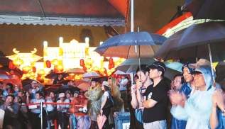 臺(tái)北市民冒雨逛成都大廟會(huì) 領(lǐng)略四川風(fēng)姿