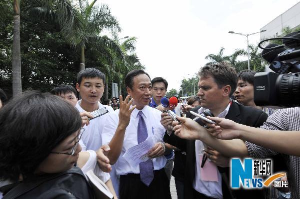 郭臺(tái)銘赴富士康遭圍堵 就跳樓事件鞠躬致歉(圖)
