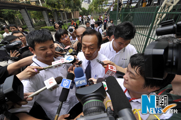 郭臺(tái)銘赴富士康遭圍堵 就跳樓事件鞠躬致歉(圖)