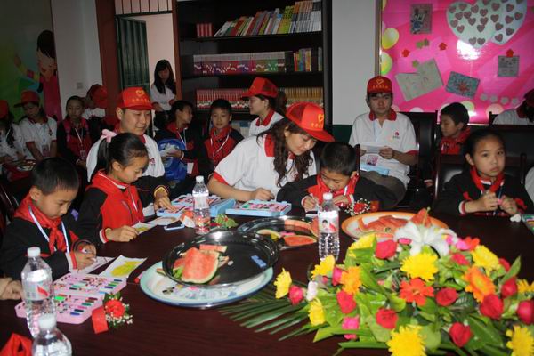 達州市把關愛送到農民工子女心上(組圖）