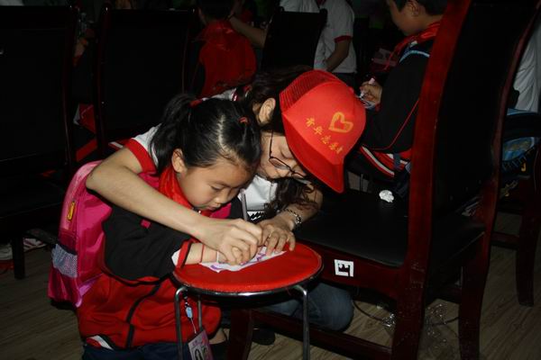 達州市把關愛送到農民工子女心上(組圖）