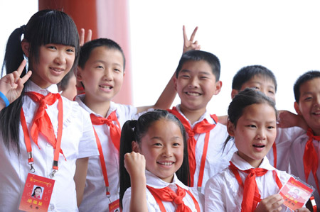 全國少代會(huì)代表參觀天安門城樓