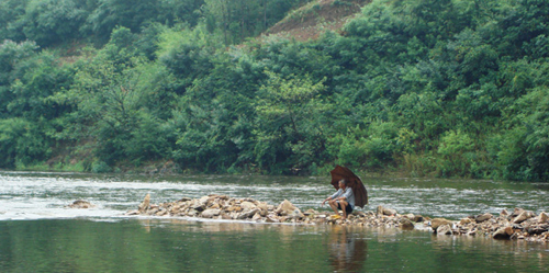 信陽成功解救因山洪突發被困古稀老人
