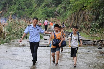 河南西峽縣：狂風暴雨中107位游客一個都不少