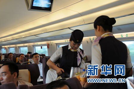 坊間傳言滬寧高鐵沒(méi)人坐 鐵路部門辟謠：趟趟滿員