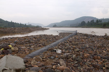 吉林通化正在搶修供水管線及市民各取水點取水