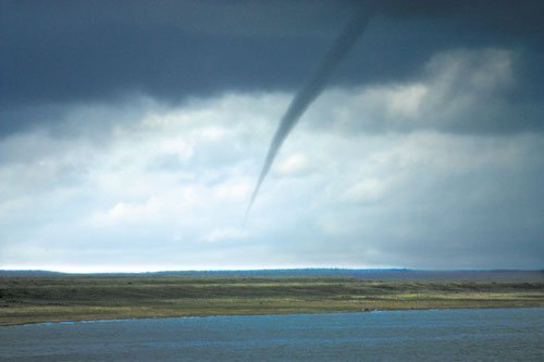 青海湖一天內兩次出現(xiàn)龍吸水奇觀(圖)