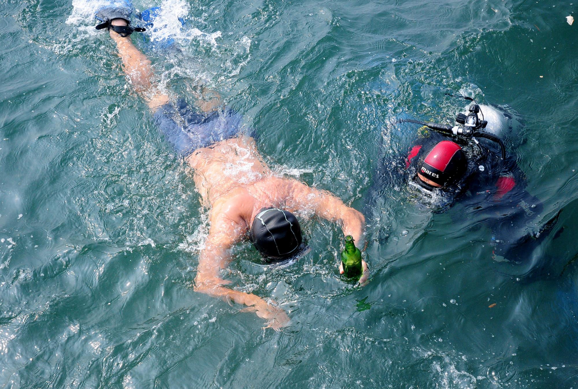 環保志愿者海底清垃圾