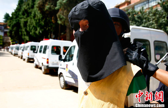 昆明重拳打擊黑惡團伙 群眾放鞭炮慶祝