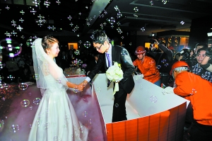 新娘收快遞 里面是新郎