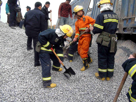 河南濮陽一男子卸車時不慎被60噸石子掩埋