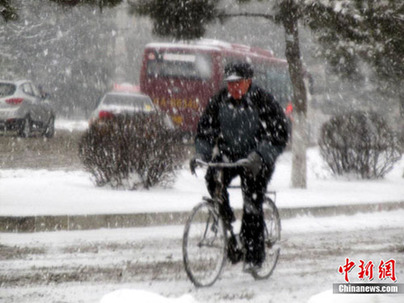 長春市遭大到暴雪襲擊（組圖）
