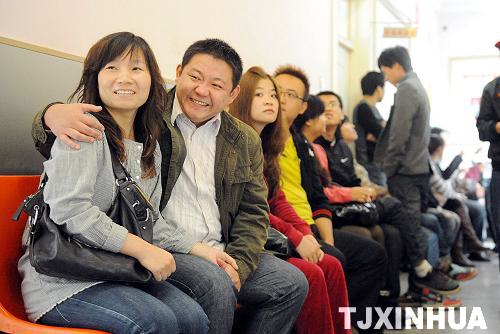 津門(mén)出現(xiàn)結(jié)婚登記小高峰