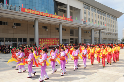400名農(nóng)民腰鼓秧歌慶祝特區(qū)建設(shè)30周年