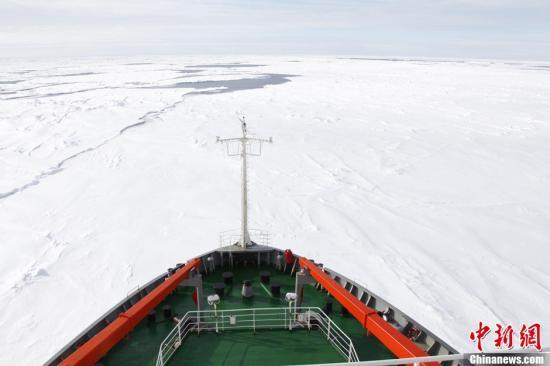 南極科考船“雪龍”號穿過密集浮冰區進入南極圈