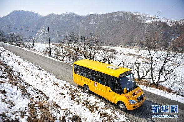 校車安全條例草案獲原則通過 賦予校車優先權