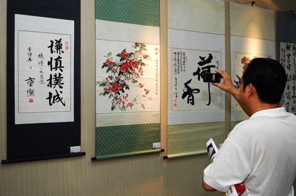 河南潢川開(kāi)展多種活動(dòng)喜迎“十八大”