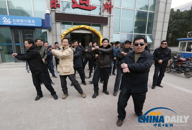 武漢民工跳騎馬舞慶祝討薪成功