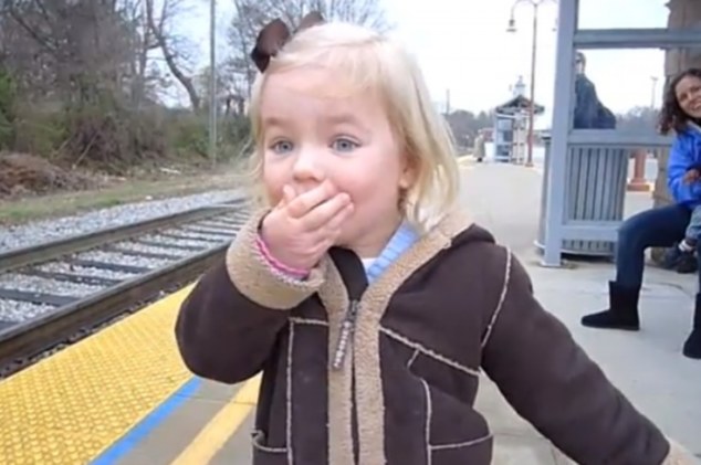 英女童首乘火車驚喜萬分萌爆網友